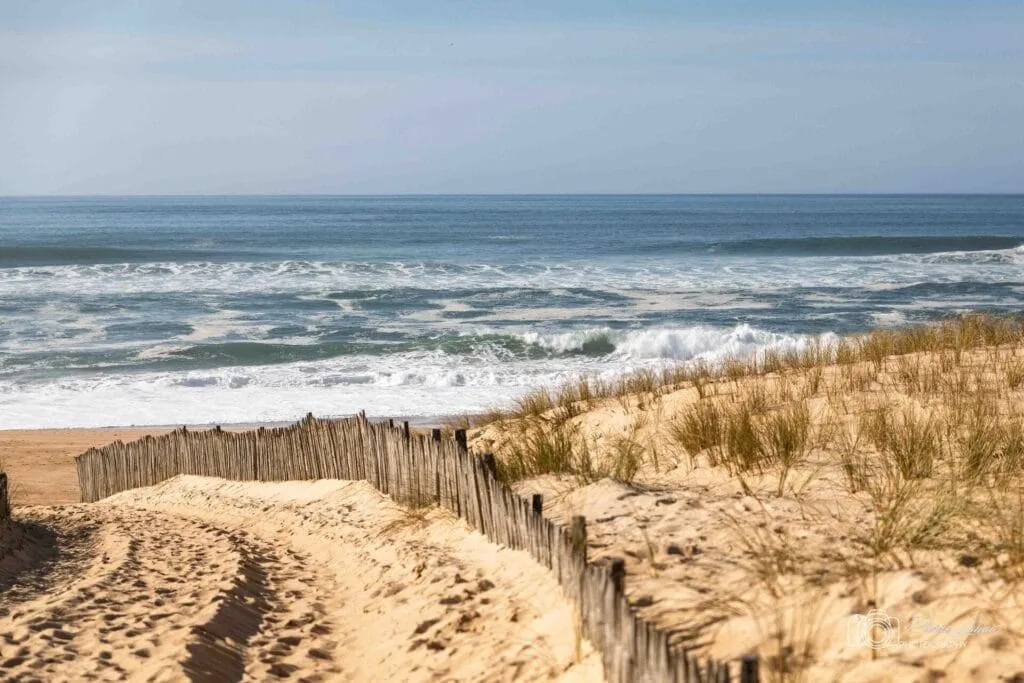 vue de l'oc&eacute;an en haut de la dune