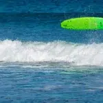 planche de surf dans les airs au-dessus des vagues,pibardin40.com